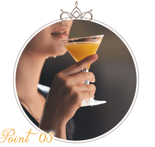 カクテルを飲む女性